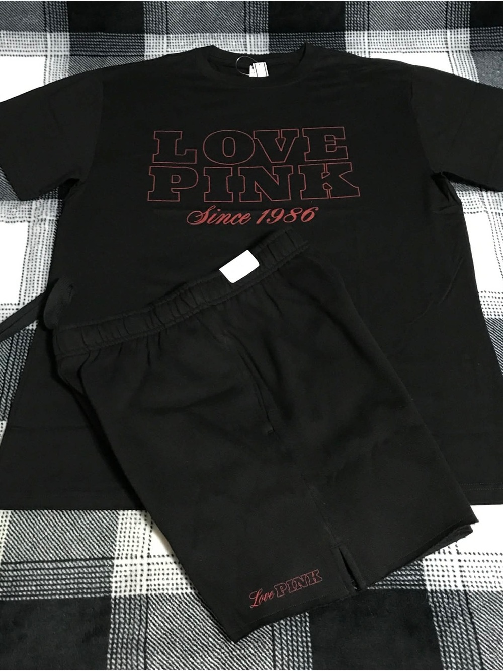 VS PINK CAMPUS FLEECE SHORTS WITH CAMPUS SHORT SLEEVE TEE & LOVE PINK LOGO